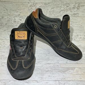 Levi’s mens sneakers size 9.5 pre owned. Good condition no rips or tears